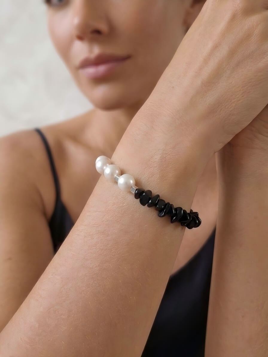 Echoes of Earth Handmade Pearl & Black Tourmaline Chip Bracelet